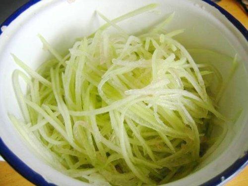 蜜汁水晶瓜丝的做法(西瓜皮做菜)